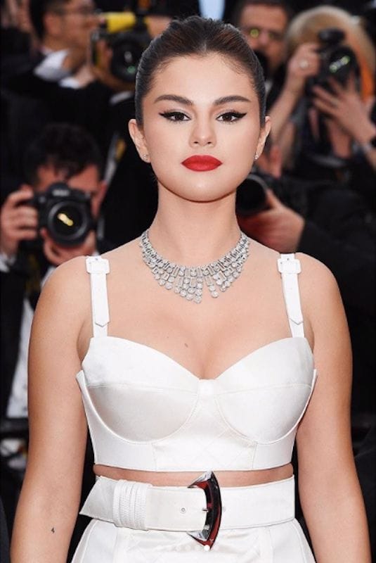 Selena Gómez con cabello recogido en Cannes