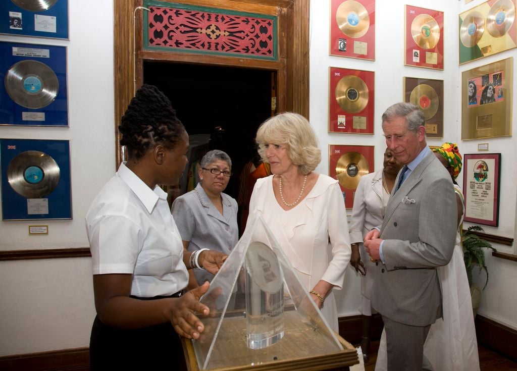 Los reyes Carlos y Camilla, como duques de Cornualles, interesándose por el legado musical de Bob Marley durante una visita a la isla