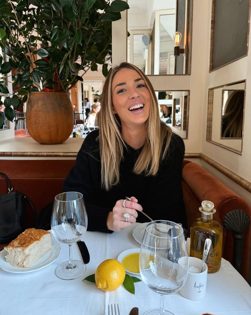 Alice Campello comiendo en un restaurante