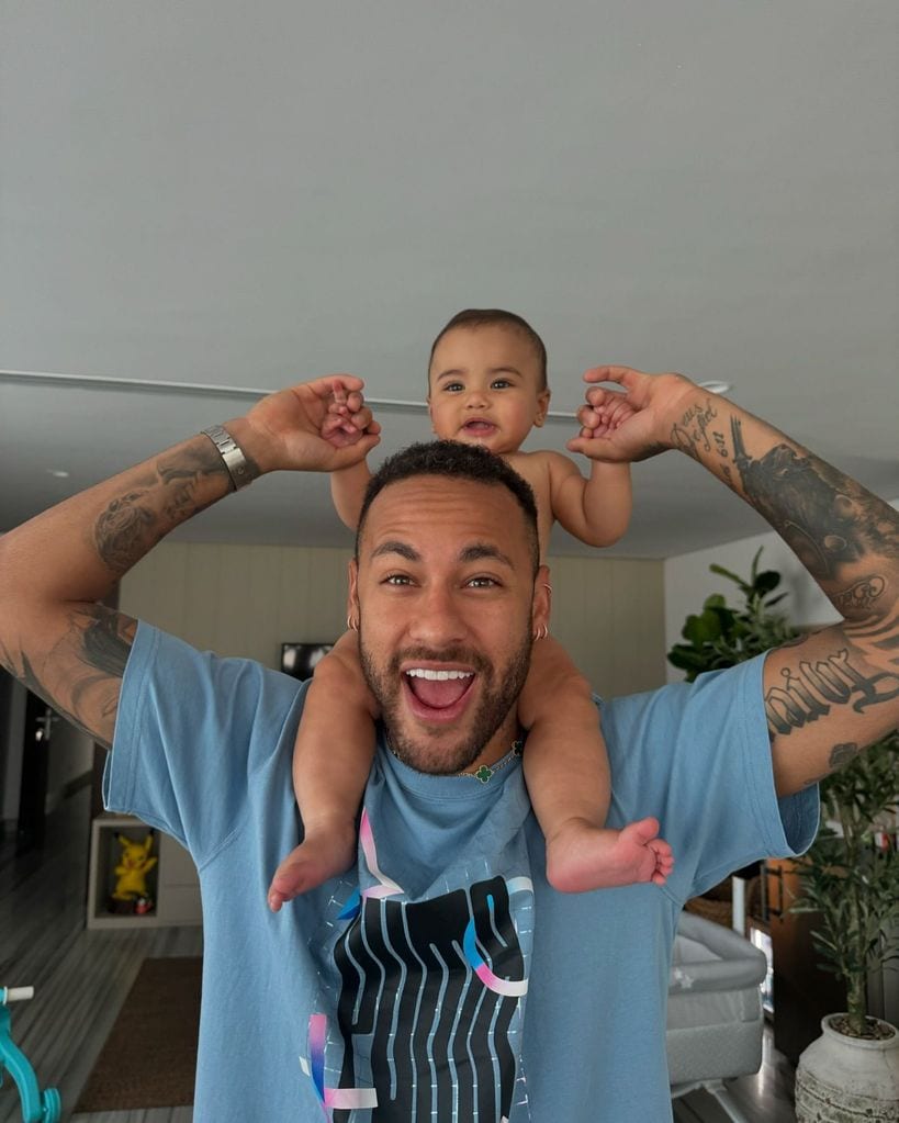 Neymar protagonizó tiernas fotos con su hija Mavie.