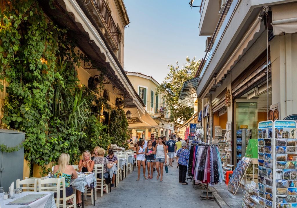 Calle Adrianou, la principal arteria comercial del barrio de Plaka en Atenas