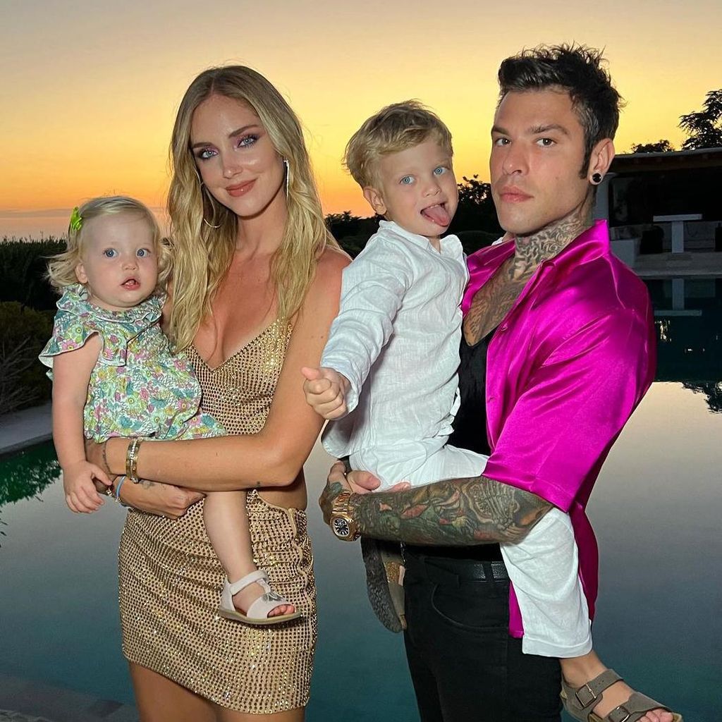 Chiara Ferragni y Fedez con sus hijos