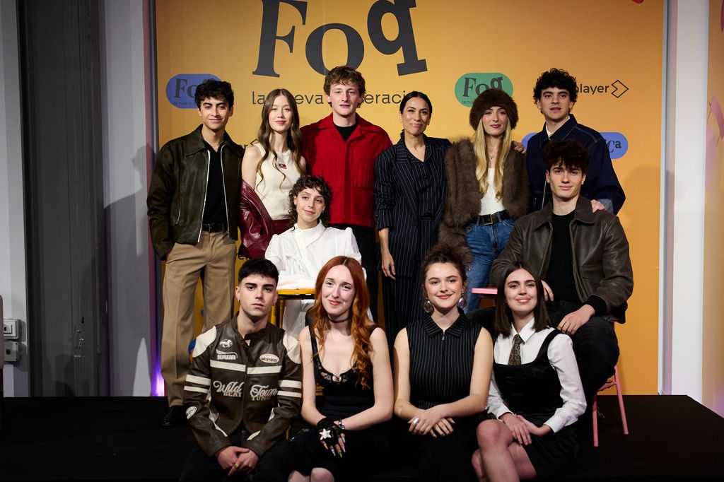 María Bernardeau junto a la nueva generación de actores de 'Física o química'