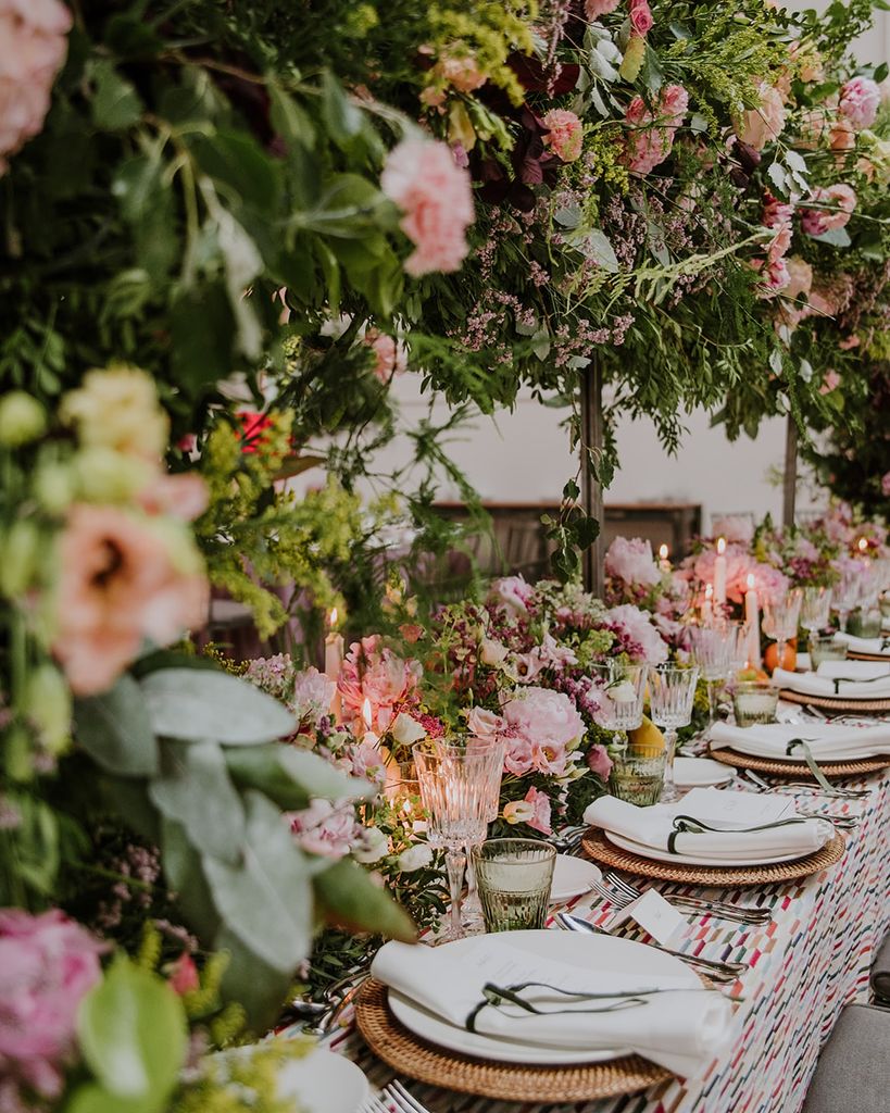 Centros de mesa con flores suspendidas. WP Vintage bodas. Flores: Ferini