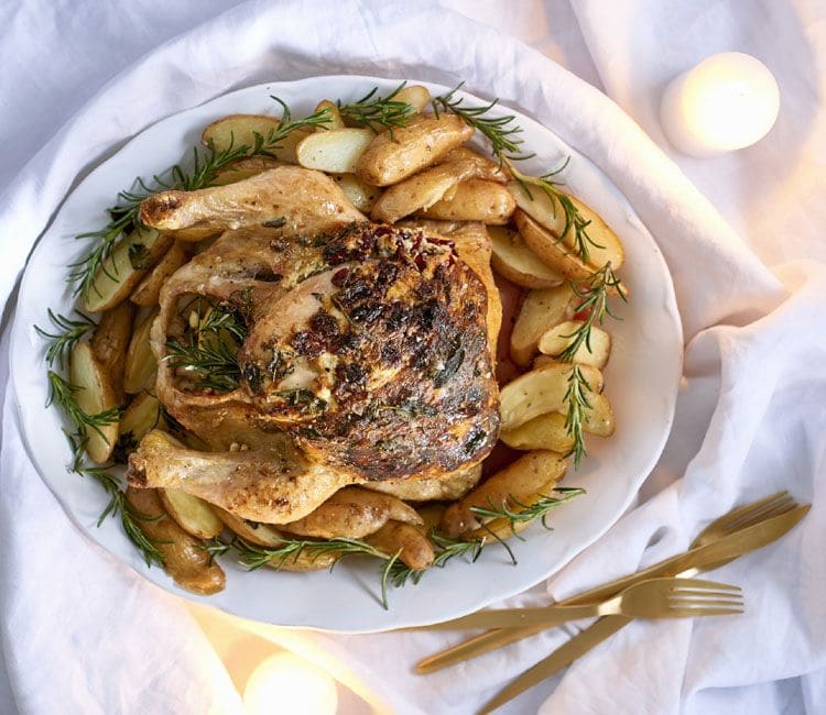 Pollo asado a las hierbas relleno de queso feta con patatas gajo