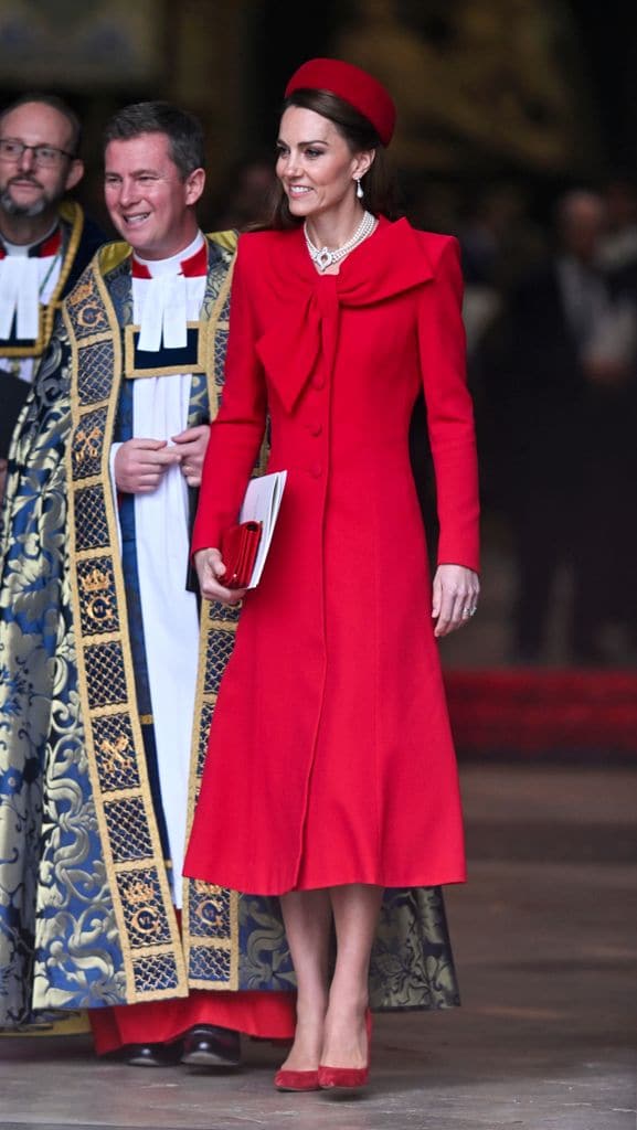 Kate Middleton recupera un precioso abrigo rojo de lazo con joyas de Diana de Gales e Isabel II