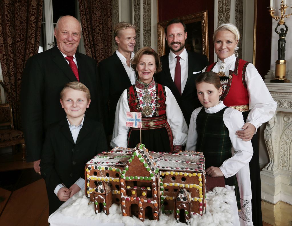 Harald de Noruega con sus nietos y Marius Borg