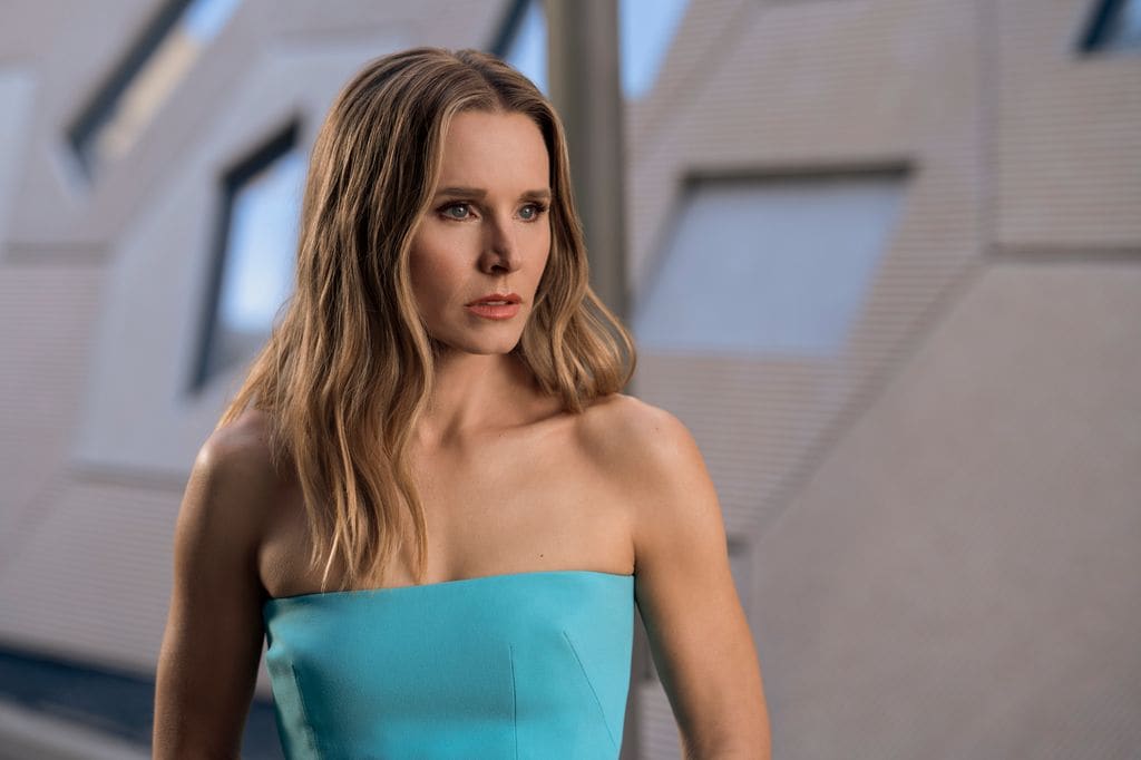 Kristen Bell con vestido azul en la serie 'Nadie quiere esto'