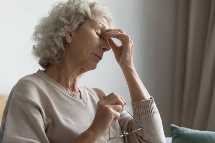 mujer con problemas de vista