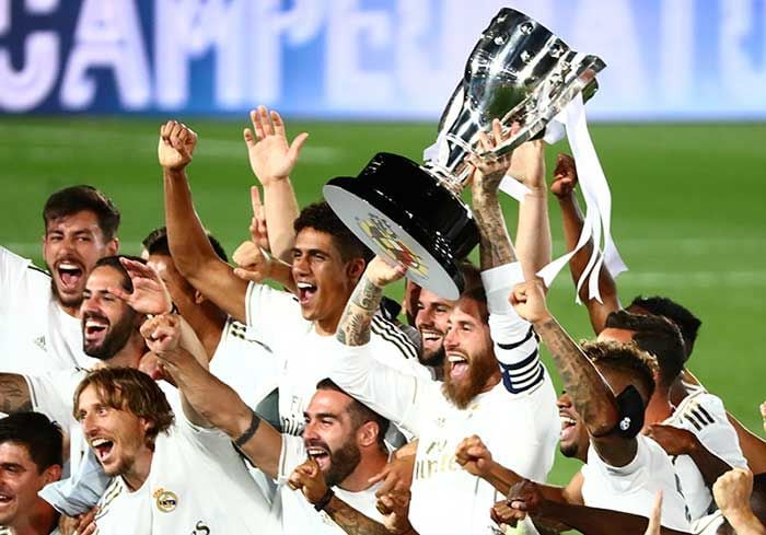 Los jugadores del Real Madrid levantando la copa de campeones de Liga