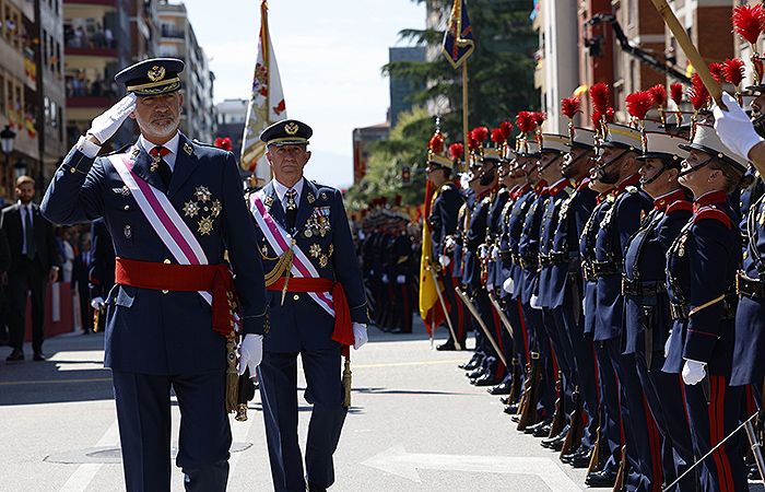 Felipe VI pasando revista 