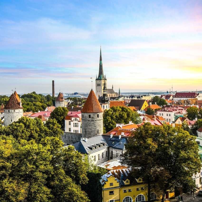 puesta de sol con vistas a la ciudad medieval amurallada de tallin estonia