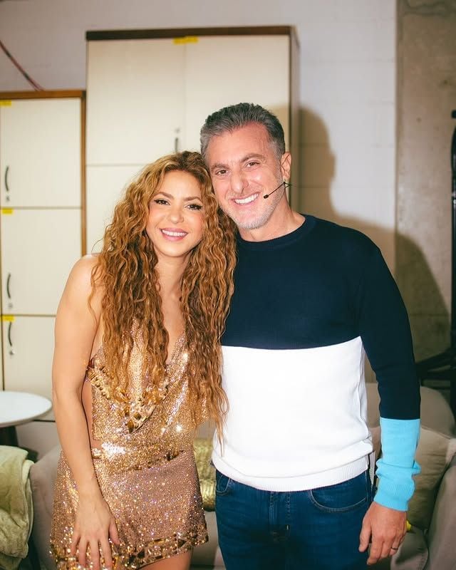 Shakira y Luciano Huck en una foto detrás de cámaras antes del show 'Domingão com Huck'