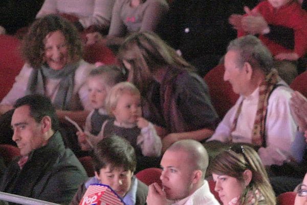 Ejercer de bisabuelo era una de sus pasiones. Las niñas le devolvieron la sonrisa tras la pérdida de su esposa en el año 2008. Esta imagen corresponde de hecho a ese mismo año, a una tarde en alguno de los espectáculos a los que llevaron a las hijas de doña Letizia junto a Paloma Rocasolano
