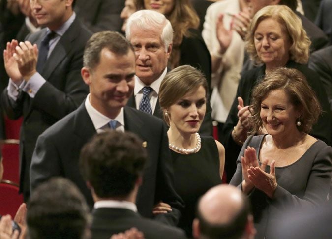 Don Felipe y doña Letizia recibieron una gran ovación al entrar en el teatro, entre los 1.600 invitados se encontraban, como se puede ver en la imagen, la madre de la Reina, Paloma Rocasolano, y Carlos Fitz-James Stuart y Martínez de Irujo, Duque de Alba
