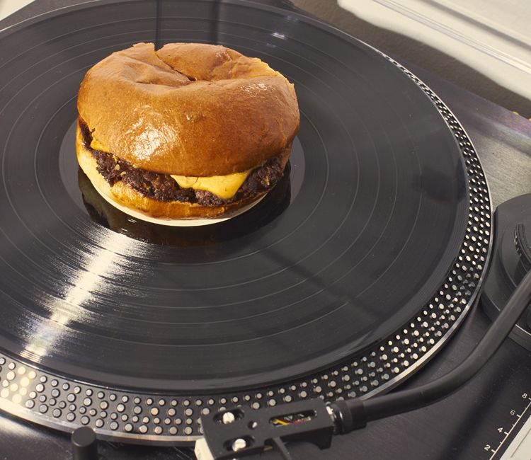 'Smash burger Orchestra sobre un vinilo