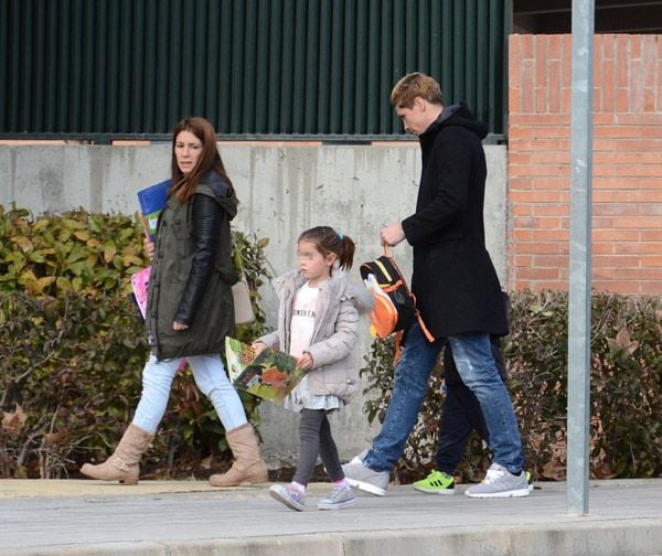 Fernando y Olalla se conocieron siendo unos niños y tras diez años de noviazgo se casaron en el año 2009, ese mismo año nación Olalla y al año siguiente nació Leo 