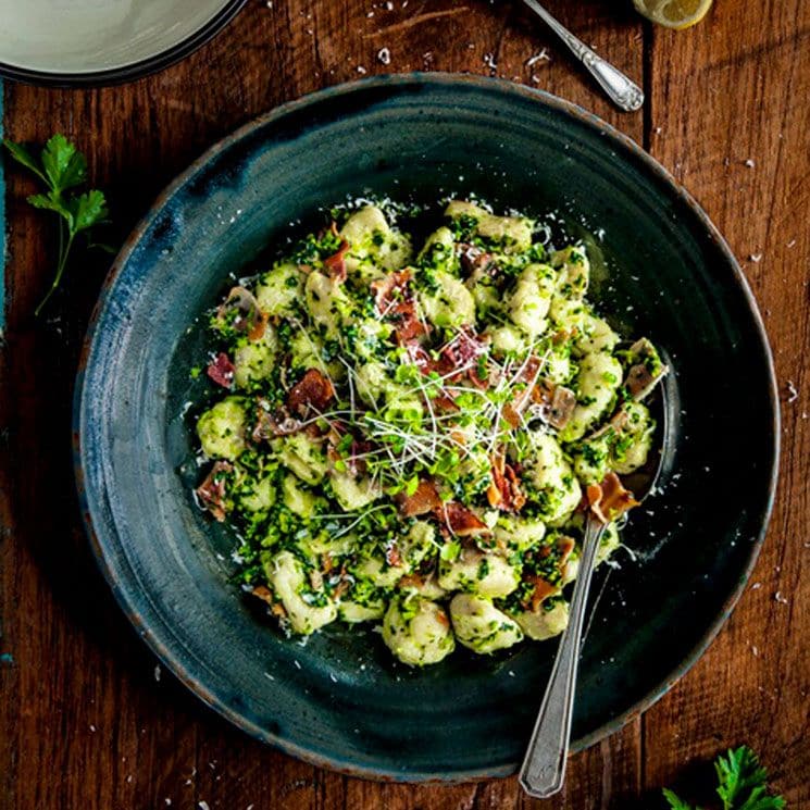 'Gnoccis' de guisantes con kale y jamón