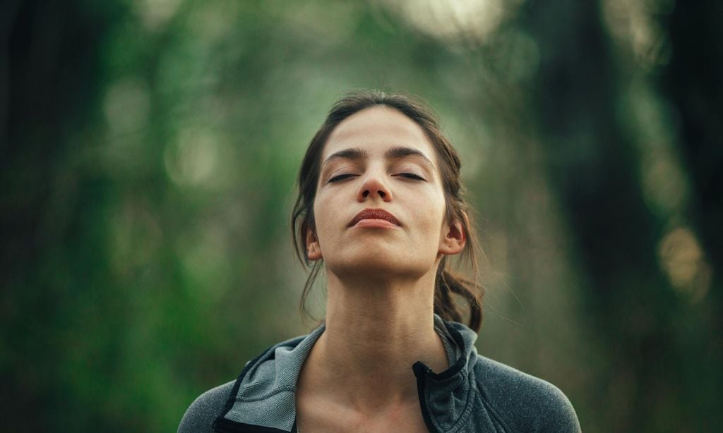 mujer haciendo ejercicio en el bosque