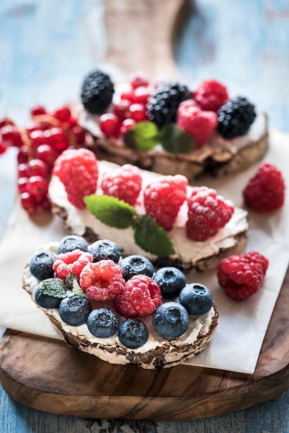 Tostada de queso con frutos del bosque