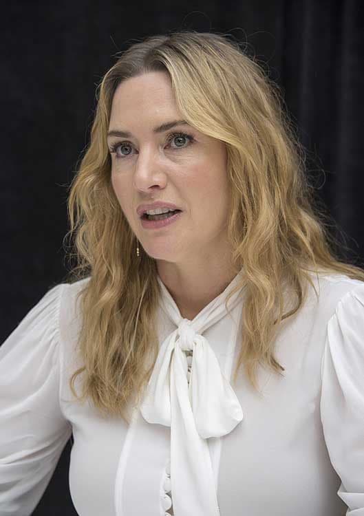 Kate Winslet vestida de blanco 