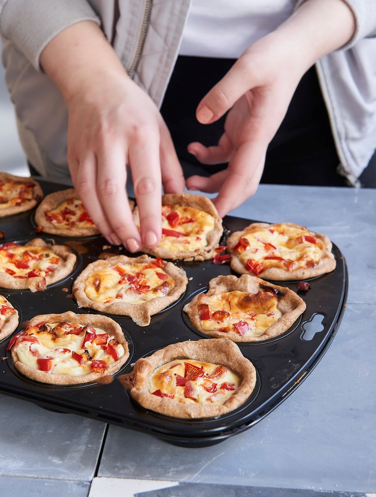 Puedes aprovechar un molde con varios agujeros para hacer unas cuantas 'quiches'.