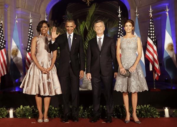 El presidente argentino Mauricio Macri junto a su mujer, Juliana Awada, y el presidente de Estados Unidos, Barack Obama, y su esposa durante una cena de estado celebrada en Buenos Aires
