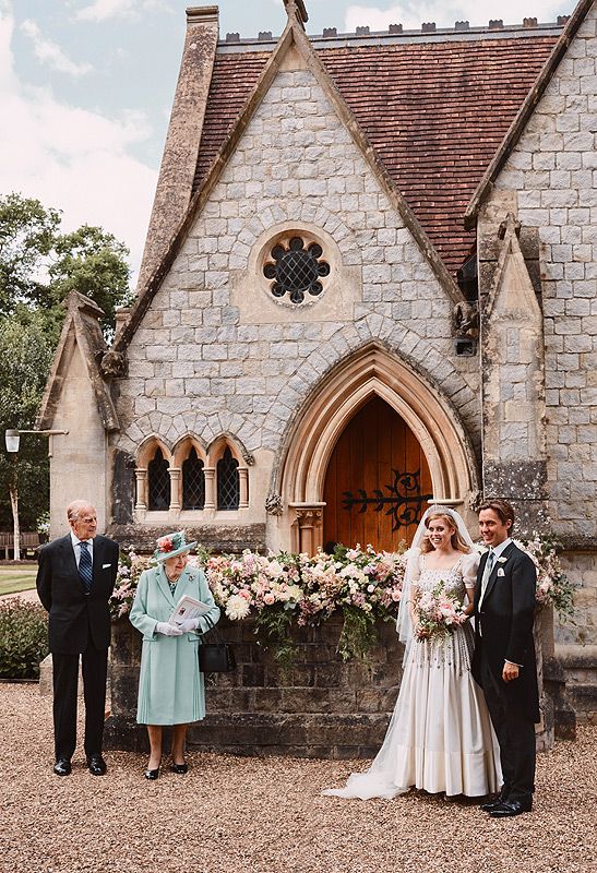 Beatriz de York y su ya marido, Edoardo Mapelli, junto a la reina Isabel II y el duque de Edimburgo