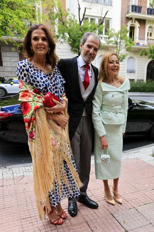 Ana Obregón, con su hermano y su cuñada