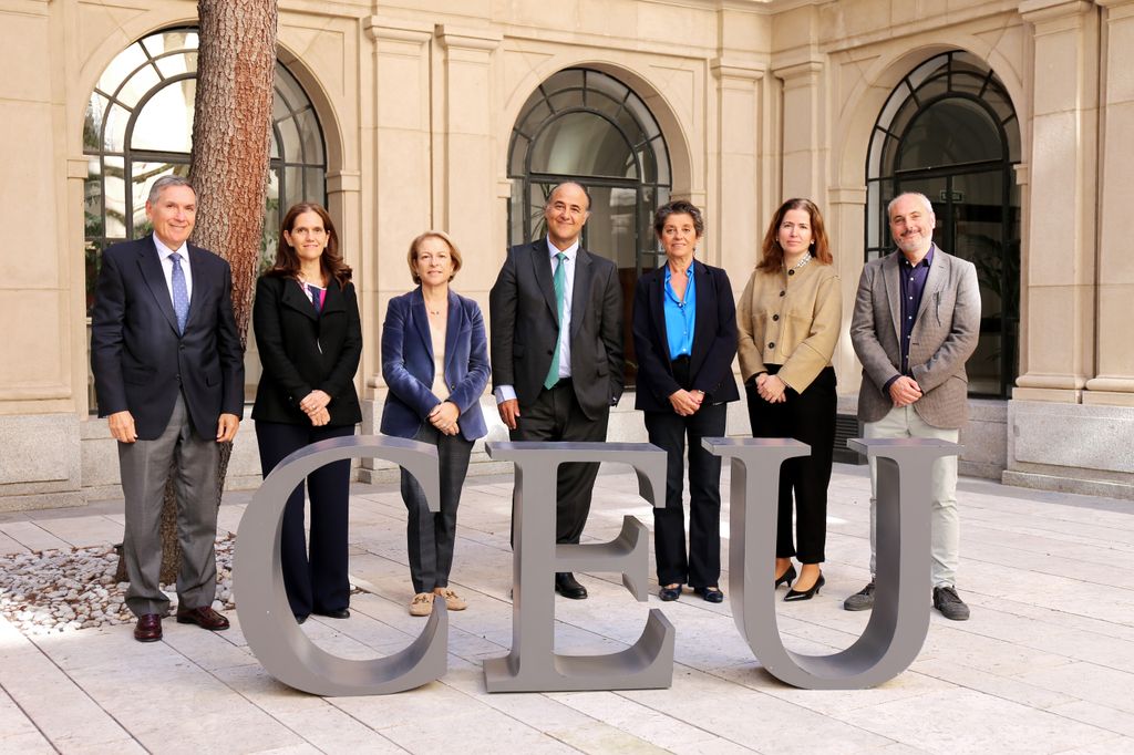 El decano de la Facultad de Medicina de la Universidad CEU San Pablo, Tomás Chivato; la vicepresidente de la Fundación Investigational Therapeutics in Oncological Sciences de la Fundación INTHEOS, Mercedes Sánchez-Pérez; la rectora de la Universidad CEU San Pablo, Rosa Visiedo; el profesor de la CEU USP y codirector de la cátedra Emiliano Calvo; la gerente de la Universidad, Carmen García de Elías; la coordinadora de la Cátedra María M. Escribese Alonso, y el director de Investigación Traslacional de START España y codirector de la cátedra, Alberto Ocaña