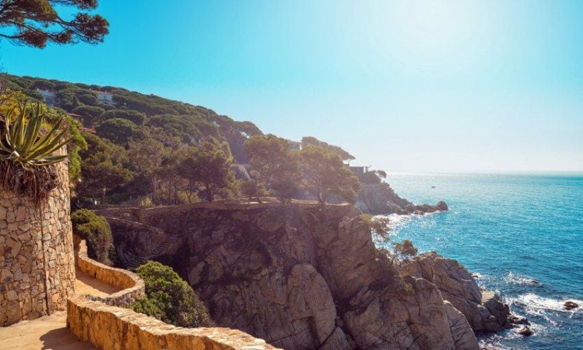 El Camí de Ronda dibuja una línea costera sobre las escarpadas paredes de los acantilados.