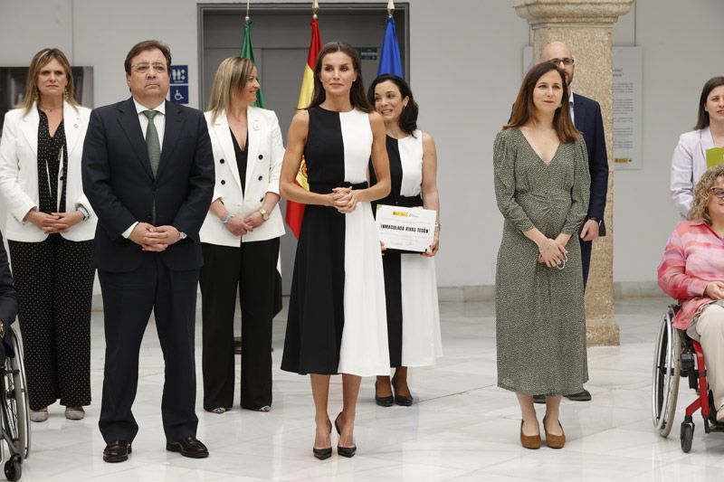 Doña Letizia con el mismo vestido que una de las premiadas