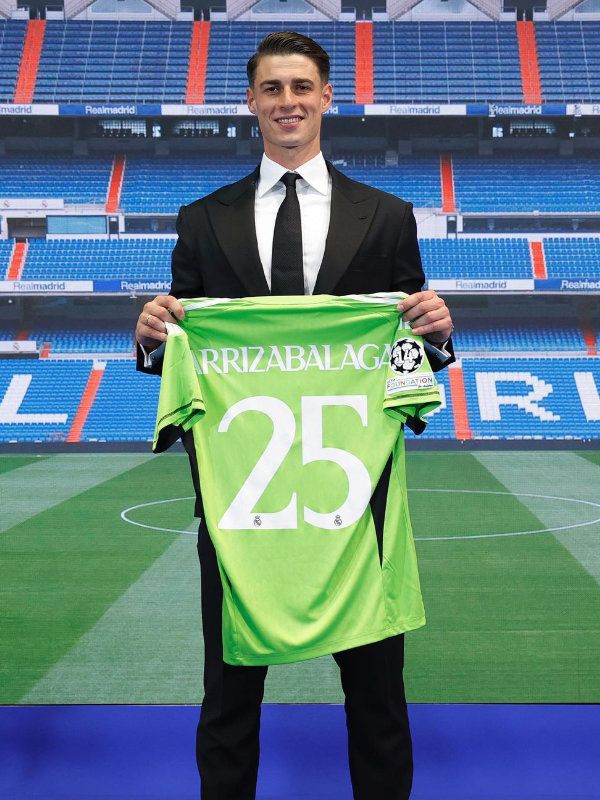 Kepa Arrizabalaga con la camiseta con el 25