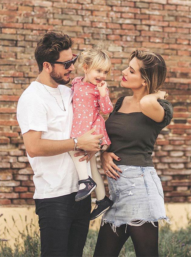 Almudena Navalón y Manuel Carrasco, con su hija Chloe