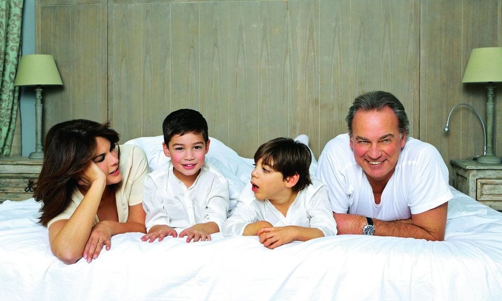 Bertín Osborne y Fabiola Martí­nez, posando con sus hijos Kike y Carlos, en su casa de Madrid, en 2013