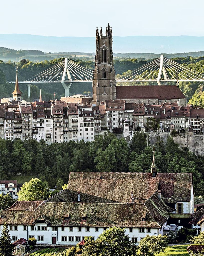 Ciudad de Friburgo coronada por la catedral