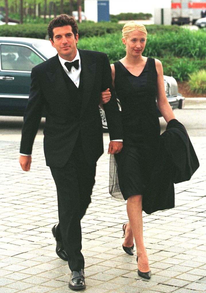 John F. Kennedy Jr. y Carolyn Bessette llegando a una boda en Italia, en 1998