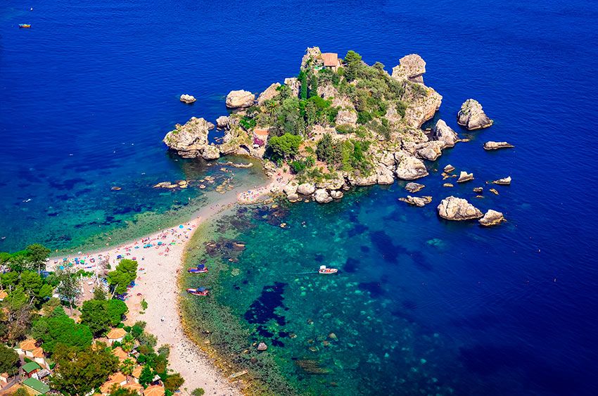 Vista aérea de Isola Bella en Taormina, Sicilia