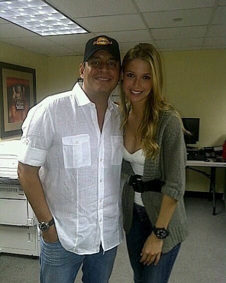 Daniel Sarcos y Alessandra Villegas trabajando juntos en Univision en 2011 