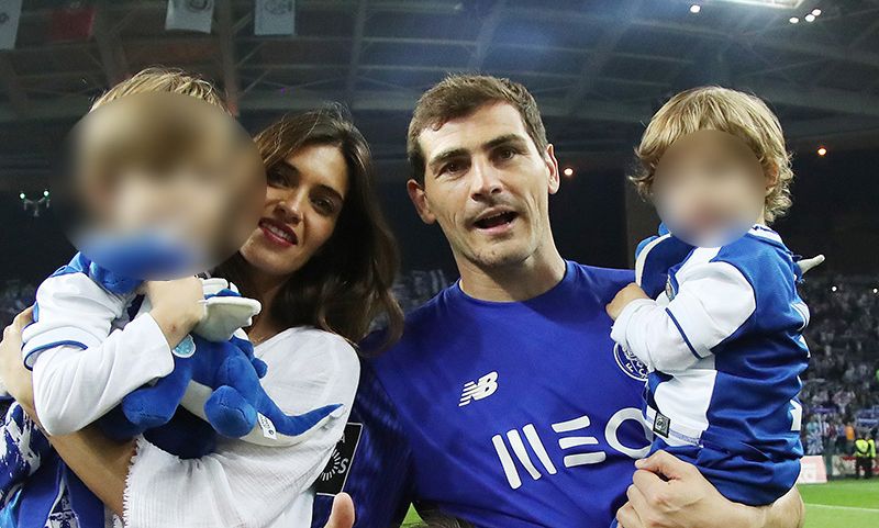 Sara Carbonero e Iker Casillas con sus hijos