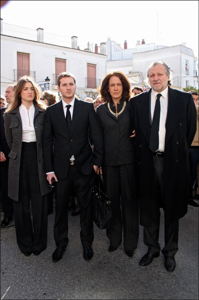 Leoncio de Medina Sidonia, su mujer María Montserrat y sus hijos en el entierro