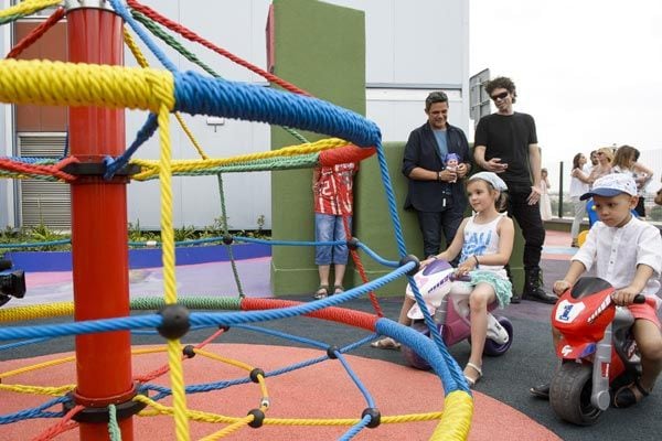 El Jardín de ‘Mi Hospi’, en la planta 8 del edificio materno-infantil del hospital, es un espacio de 800 metros cuadrados de zonas verdes, plantas, columpios y una gran cúpula que proporciona sombra para que los niños puedan jugar al aire libre mientras reciben sus tratamientos de quimioterapia