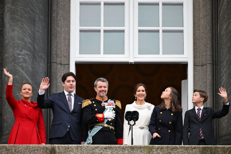 La Familia Real danesa saludando tras la proclamación de Federico X