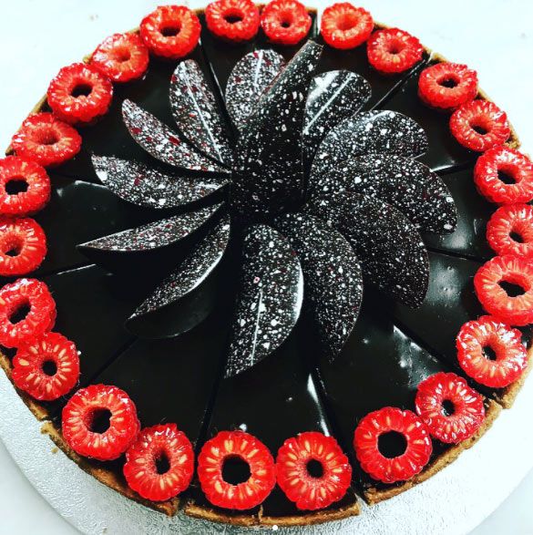 Tarta de chocolate amargo y frambuesas, el delicioso postre que ha puesto el dulce broche de oro al menú.
