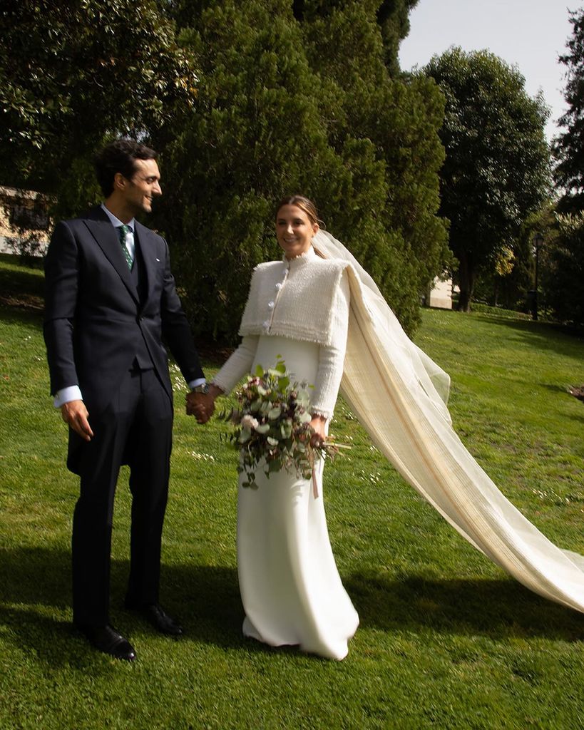 Look de novia de tweed para boda de invierno