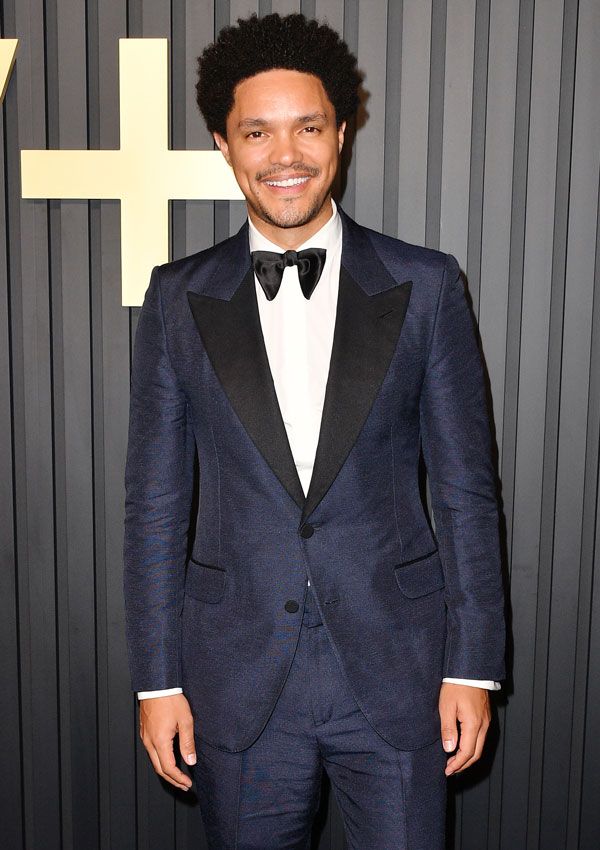 Trevor Noah con traje azul marino en la fiesta de los premios Emmy