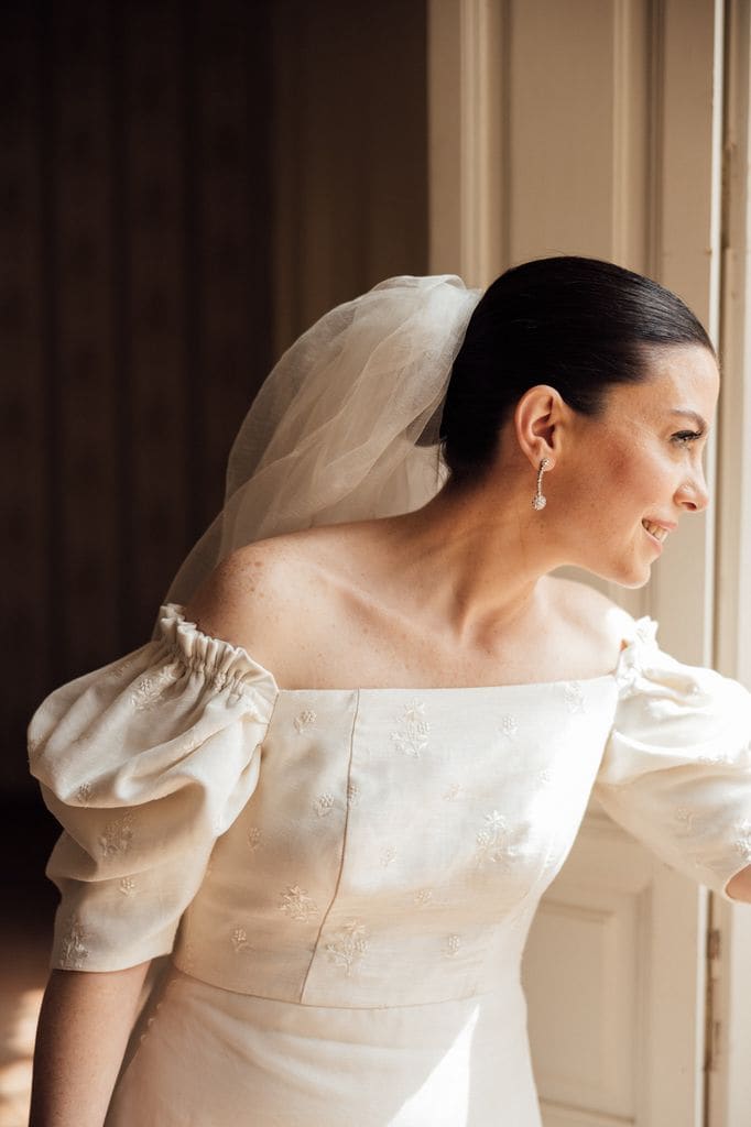 Vestido de novia con escote Bardot