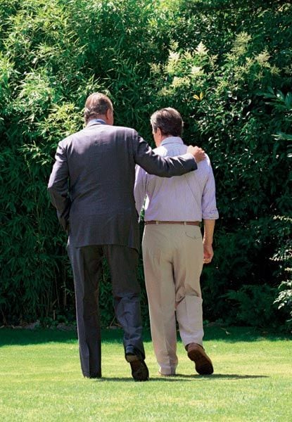 En una emotiva imagen, el Rey y Adolfo Suárez caminan por los jardines de la residencia del expresidente. Esta fue la última fotografía que se tomó de los dos amigos juntos
