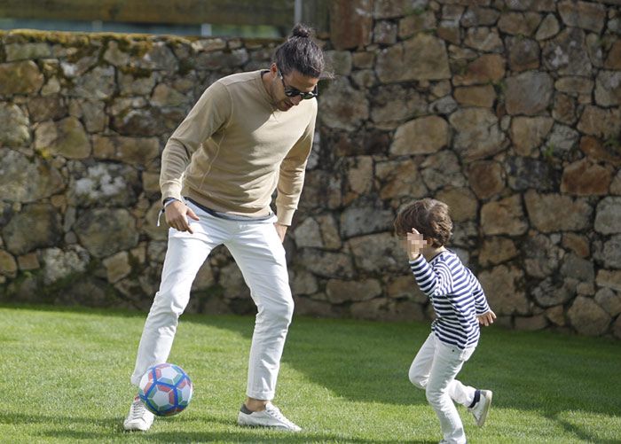 Carlos Torretta con Amancio, el hijo de Marta Ortega