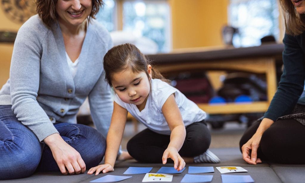 Niña juega a las cartas